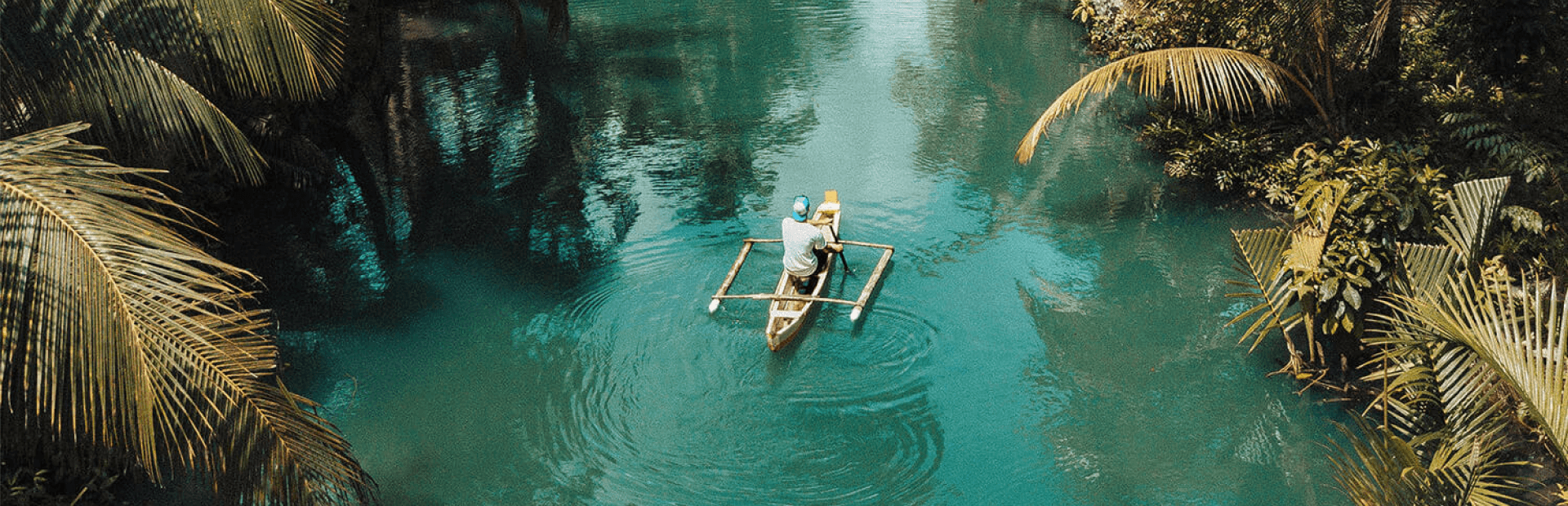 Un hombre en una canoa